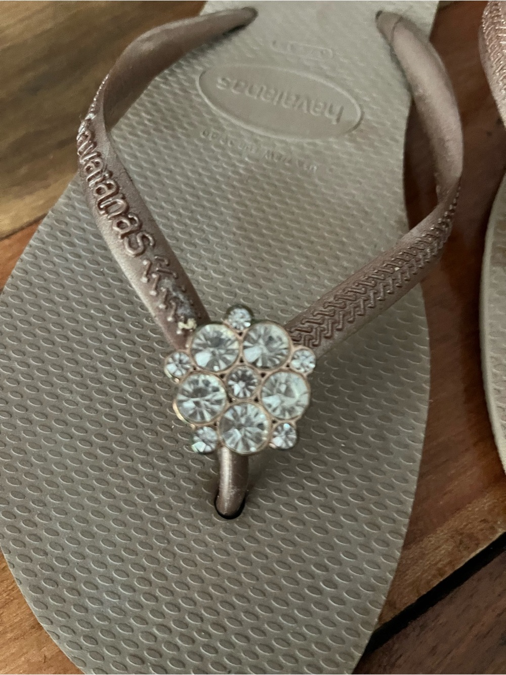 Havaianas Women's Slim Crystal Poem Gold Metallic with Flower Embellishment SZ 8 - Picture 2 of 6